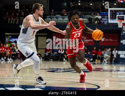 Novembre 09 2023 Moraga, CA États-Unis le centre du Nouveau-Mexique Nelly Junior Joseph (23) se dirige vers le cerceau pendant le match de basket-ball masculin de la NCAA entre les Lobos du Nouveau-Mexique et les Gaels de Saint Mary. Saint Mary's a battu le Nouveau-Mexique 72-58 à University Credit Union Pavilion Moraga Calif. Thurman James/CSM Banque D'Images