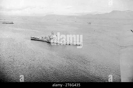 USS Wichita (CA-45) ancré à Hvalfjörður à la mi-1942 Banque D'Images