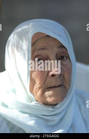 Dair Al Balah, Territoires palestiniens. 10 novembre 2023. Dalal al-Naji, âgé de 86 ans, de Dair al-Balah dans la bande de Gaza, photographié à Dair al-Balah le 9 novembre 2023. La fuite et l'expulsion de 1948 000 Palestiniens déterminent encore la vie de nombreux Palestiniens aujourd'hui. Les effets dévastateurs de la guerre de Gaza font craindre que la catastrophe ne se répète (à dpa : 'la guerre de Gaza nourrit les craintes des Palestiniens d'une seconde expulsion') crédit : Rizek Drimly/-/dpa/Alamy Live News Banque D'Images