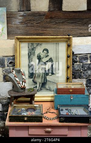 Tableaux encadrés et bijoux exposés à un marché aux puces, Brocante, place Sainte Catherine, Honfleur, Normandie, France Banque D'Images