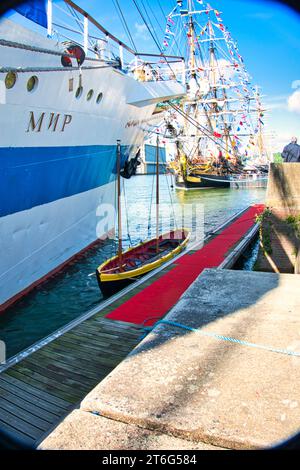 ROUEN, FRANCE - 8 JUIN 2019. Point de vue depuis le quai de l'exposition Armada, les plus grands voiliers de Rouen sur la Seine. Une rencontre internationale pour les plus grands Banque D'Images