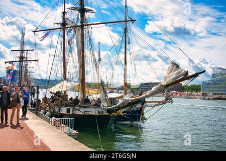 ROUEN, FRANCE - 8 JUIN 2019. Point de vue depuis le quai de l'exposition Armada, les plus grands voiliers de Rouen sur la Seine. Une rencontre internationale pour les plus grands Banque D'Images