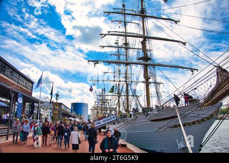 ROUEN, FRANCE - 8 JUIN 2019. Point de vue depuis le quai de l'exposition Armada, les plus grands voiliers de Rouen sur la Seine. Une rencontre internationale pour les plus grands Banque D'Images