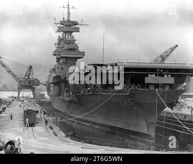 USS Yorktown (CV-5) en cale sèche au chantier naval de Pearl Harbor, le 29 mai 1942 Banque D'Images