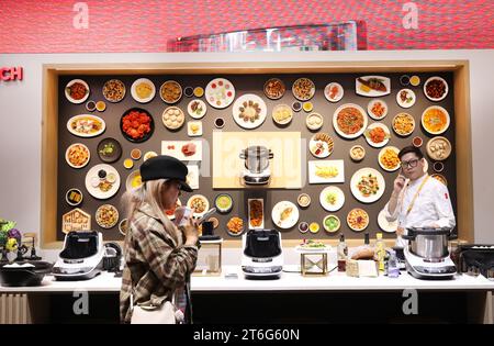 Shanghai. 10 novembre 2023. Un visiteur passe devant un stand d'appareils de cuisine à la 6e China International Import Expo (CIIE) à Shanghai, dans l'est de la Chine, le 10 novembre 2023. Crédit : Fang Zhe/Xinhua/Alamy Live News Banque D'Images