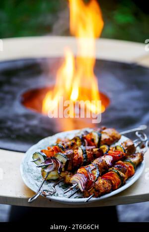 Poisson marocain kebab sur le grill extérieur dans le style rustique yardstyle .focus sélectif Banque D'Images