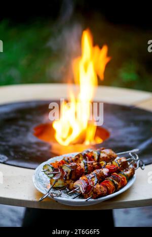 Poisson marocain kebab sur le grill extérieur dans le style rustique yardstyle .focus sélectif Banque D'Images