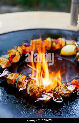 Poisson marocain kebab sur le grill extérieur dans le style rustique yardstyle .focus sélectif Banque D'Images