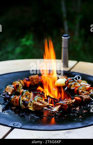 Poisson marocain kebab sur le grill extérieur dans le style rustique yardstyle .focus sélectif Banque D'Images