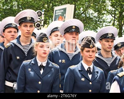 ROUEN, FRANCE - JUIN CIRCA, 2019. Des marins non identifiés défilent dans les rues au festival de la Marine., marche, jouer de la musique. Armada, le plus important Banque D'Images