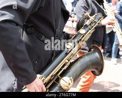 ROUEN, FRANCE - JUIN CIRCA, 2019. Des marins non identifiés défilent dans les rues au festival de la Marine., marche, jouer de la musique. Armada, le plus important Banque D'Images