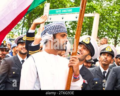 ROUEN, FRANCE - JUIN CIRCA, 2019. Des marins non identifiés défilent dans les rues au festival de la Marine., marche, jouer de la musique. Armada, le plus important Banque D'Images