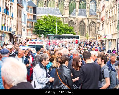 ROUEN, FRANCE - JUIN CIRCA, 2019. Des marins non identifiés défilent dans les rues au festival de la Marine., marche, jouer de la musique. Armada, le plus important Banque D'Images