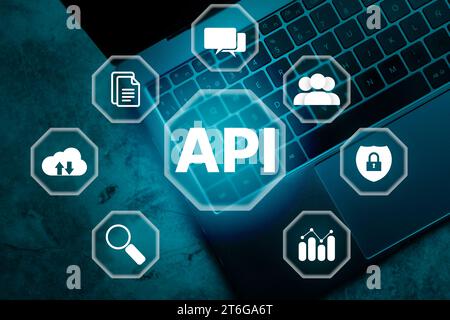 Top viw photo de l'ordinateur portable avec mot API sur l'écran VR et icônes multimédia. Internet et concept technologique. Entreprise, programmation, interface. Banque D'Images