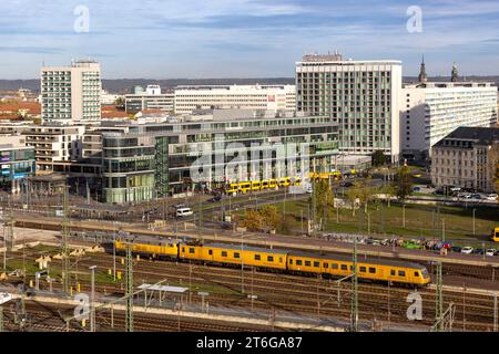 09.11.2023, Deutschland, Sachsen, Dresden, Blick auf den Wiener Platz mit dem Geschäftshaus Prager Spitze in der mitte, rechts neben der Prager Spitze das Pullmann Hotel, im Vordergrund Gleisanlagen vom Dresdner Hauptbahnhof, welcher sich links auf dem Foto nicht sichtbar befindet 09 11 2023, Allemagne, Dresden, Saxe vue de la Wiener Platz avec le bâtiment commercial Prager Spitze dans le centre, à droite du Prager Spitze l'Hôtel Pullmann, dans les voies de premier plan de la gare centrale de Dresde, qui n'est pas visible à gauche de la photo crédit : Imago/Alamy Live News Banque D'Images