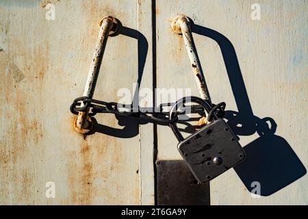 Cadenas dans la porte rouillée Banque D'Images