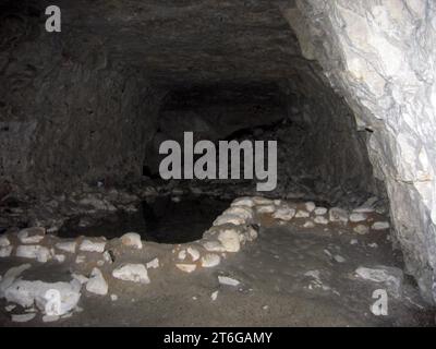 Piscine hantée, grottes de Chislehurst, Royaume-Uni. Banque D'Images