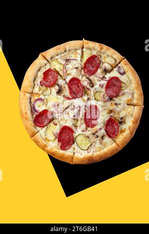 pizza traditionnelle italienne sur un fond coloré Banque D'Images