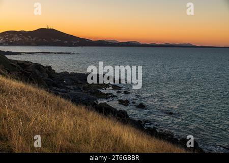 Majesté du coucher de soleil le long de la côte de Yeppoon, Queensland - Un spectacle spectaculaire de couleurs en soirée sur la côte est de l'Australie. Banque D'Images