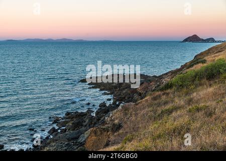 Majesté du coucher de soleil le long de la côte de Yeppoon, Queensland - Un spectacle spectaculaire de couleurs en soirée sur la côte est de l'Australie. Banque D'Images