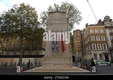 Londres, Royaume-Uni. 10 novembre 2023. Police au cénotaphe de Whitehall à la veille du jour de l'Armistice et des événements du week-end du souvenir crédit : MARTIN DALTON/Alamy Live News Banque D'Images