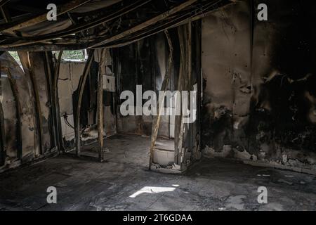 Désert du Néguev Nord-Ouest, Israël, 09/11/2023, une vue intérieure d'une des maisons incendiées dans le kibboutz de NIR Oz attaqué le 7 octobre par le Hamas. Kibboutz NIR Oz, un mois après l'attaque du Hamas : le vide de la destruction, l'odeur de la mort et le travail des archéologues. Un mois après l'attaque du Hamas contre le kibboutz NIR Oz dans le sud d'Israël, le site reste un symbole de la dévastation causée par la violence. L’attaque, qui a eu lieu le 7 octobre 2023, a fait 140 morts, dont 100 habitants du kibboutz. 300 autres résidents ont été blessés. L'attaque a été la plus meurtrière de t Banque D'Images