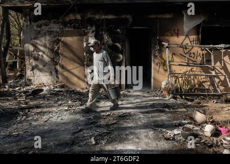 Désert du Néguev, Israël, 09/11/2023, l'un des archéologues porte les restes des maisons brûlées lors de l'attaque du 7 octobre pour être examiné par des spécialistes. Kibboutz NIR Oz, un mois après l'attaque du Hamas : le vide de la destruction, l'odeur de la mort et le travail des archéologues. Un mois après l'attaque du Hamas contre le kibboutz NIR Oz dans le sud d'Israël, le site reste un symbole de la dévastation causée par la violence. L’attaque, qui a eu lieu le 7 octobre 2023, a fait 140 morts, dont 100 habitants du kibboutz. 300 autres résidents ont été blessés. L'attaque était le d Banque D'Images