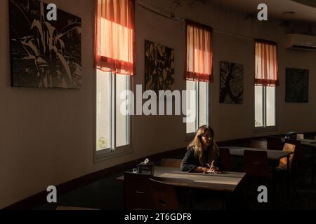 Désert du Néguev Nord-Ouest, Israël, 09/11/2023, Portrait d'un des survivants de l'attaque du kibboutz NIR Oz. Kibboutz NIR Oz, un mois après l'attaque du Hamas : le vide de la destruction, l'odeur de la mort et le travail des archéologues. Un mois après l'attaque du Hamas contre le kibboutz NIR Oz dans le sud d'Israël, le site reste un symbole de la dévastation causée par la violence. L’attaque, qui a eu lieu le 7 octobre 2023, a fait 140 morts, dont 100 habitants du kibboutz. 300 autres résidents ont été blessés. L'attaque a été la plus meurtrière de l'histoire du kibboutz, qui était f Banque D'Images