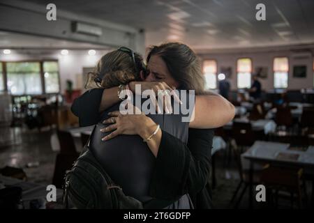 Nord-Ouest désert du Néguev, Israël, 09/11/2023, les parents des personnes tuées dans l'attaque du kibboutz de NIR Oz, se serrent dans leurs bras pour accompagner leur douleur. Kibboutz NIR Oz, un mois après l'attaque du Hamas : le vide de la destruction, l'odeur de la mort et le travail des archéologues. Un mois après l'attaque du Hamas contre le kibboutz NIR Oz dans le sud d'Israël, le site reste un symbole de la dévastation causée par la violence. L’attaque, qui a eu lieu le 7 octobre 2023, a fait 140 morts, dont 100 habitants du kibboutz. 300 autres résidents ont été blessés. L'attaque a été la plus meurtrière i Banque D'Images