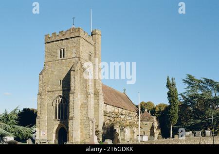 L'église St Mary du 15e siècle, Battle, East Sussex, Royaume-Uni, avec ciel bleu Banque D'Images