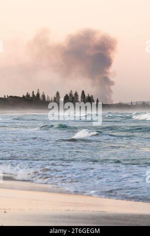 Paysage côtier de coucher de soleil avec champ de canne à sucre brûlant de la fumée à Brunswick Heads, près de Byron Bay, Nouvelle-Galles du Sud - Une fusion unique de beauté naturelle a Banque D'Images