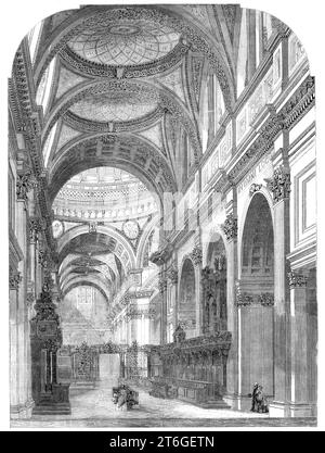 L'intérieur de St. Cathédrale de Paul, montrant les améliorations récemment apportées, avec le nouveau transept oriental au premier plan, 1860. 'Il n'a jamais été l'intention de Sir Christopher Wren de subdiviser la longueur de l'église par l'orgue, qui jusqu'à récemment occupé le centre, mais il a été renversé par les autorités de son époque, et l'effet de son intérieur a presque été gâché. Le doyen et le chapitre actuels, cependant, ont permis à son jugement de prévaloir, et l'orgue a été enlevé du côté nord... l'écran solide et sombre qui soutenait l'orgue a été enlevé, et le chœur est un Banque D'Images