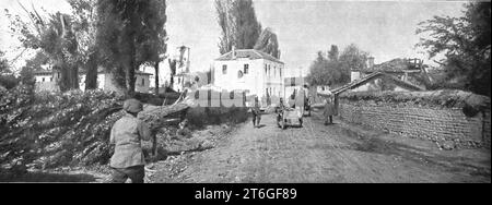 « Sur la route de Monastir ; le village de Verbeni, qui fut sous le feu des artilleries bulgare et francaise au cours de nos progres sur Kenali », 1916. Extrait de "l'Album de la Guerre 1914-1919, Volume 1" [l'Illustration, Paris, 1924]. Banque D'Images