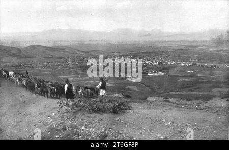 'Sur la route de Monastir ; Monastir, vue des hauteurs du Sud-Ouest ; a l'horizon, les montagnes de Prilep', 1916. Extrait de "l'Album de la Guerre 1914-1919, Volume 1" [l'Illustration, Paris, 1924]. Banque D'Images