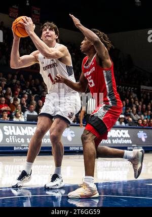 Novembre 09 2023 Moraga, CA U.S.A. St. Harry Wessels (1), le centre de Mary, va au panier lors du match de basket-ball masculin de la NCAA entre les Lobos du Nouveau-Mexique et les Gaels de Saint Mary. Saint Mary's a battu le Nouveau-Mexique 72-58 à University Credit Union Pavilion Moraga Calif. Thurman James/CSM Banque D'Images