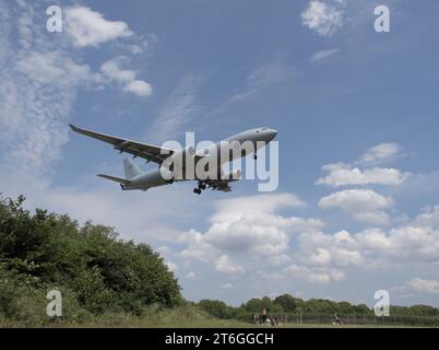 Sheldon, Birmingham, Royaume-Uni. 25 juin 2023. L'A330 de la Royal Australian Air Force approche de l'aéroport BHX au-dessus du parc national de Sheldon. Banque D'Images