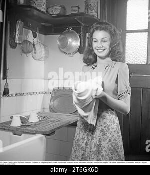 Jean Simmons. Actrice et chanteuse britannique. Né le 31 janvier 1929, décédé le 22 janvier 2010. Elle joue principalement dans des rôles au cinéma, d'abord en Grande-Bretagne pendant et après la Seconde Guerre mondiale. À 14 ans, elle a connu sa grande percée dans le film Great Expectations en 1946. La photo a été prise en Angleterre en 1945 et publiée dans le magazine Filmjournalen n°5 en 1946 dans l'article intitulé London's Pretiest girl. C’est la photographe Kristoffersson qui a rendu visite à Jean, alors âgée de 16 ans, où elle vit au 120 Cheviot Garden, Hendon Way, Londres NW 12. Son oncle la puissante compagnie de cinéma dir Banque D'Images