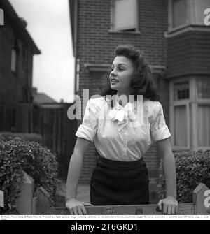 Jean Simmons. Actrice et chanteuse britannique. Né le 31 janvier 1929, décédé le 22 janvier 2010. Elle joue principalement dans des rôles au cinéma, d'abord en Grande-Bretagne pendant et après la Seconde Guerre mondiale. À 14 ans, elle a connu sa grande percée dans le film Great Expectations en 1946. La photo a été prise en Angleterre en 1945 et publiée dans le magazine Filmjournalen n°5 en 1946 dans l'article intitulé London's Pretiest girl. C’est la photographe Kristoffersson qui a rendu visite à Jean, alors âgée de 16 ans, où elle vit au 120 Cheviot Garden, Hendon Way, Londres NW 12. Son oncle la puissante compagnie de cinéma dir Banque D'Images