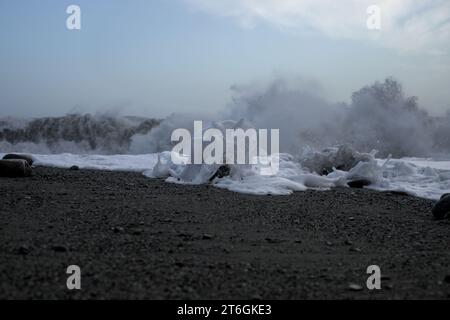 Mer déchaînée en Ligurie - sable et vagues et pierres Banque D'Images