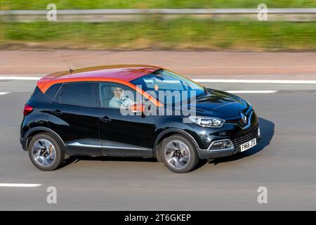 2017 Renault Captur dynamique S Nav TCE 90 Energy Start/Stop Black car SUV essence 898 cc, TCE 90 a été le premier moteur trois cylindres de Renault, roulant à grande vitesse sur l'autoroute M6 dans le Grand Manchester, Royaume-Uni Banque D'Images