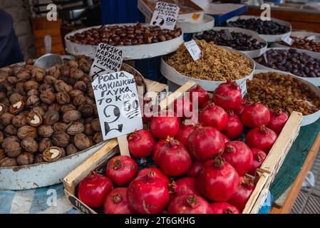 Grenades et noix sur le marché alimentaire Kapani dans la ville de Thessalonique, Grèce Banque D'Images