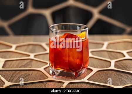 Cocktail negroni classique avec glace et écorce d'orange Banque D'Images