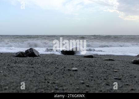 Mer déchaînée en Ligurie - sable et vagues et pierres Banque D'Images