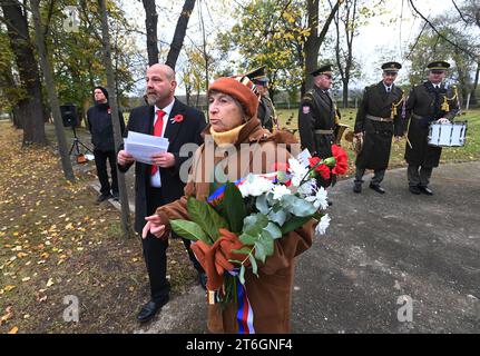 Olomouc, République tchèque. 10 novembre 2023. Acte commémoratif à l'occasion de la Journée des anciens combattants au cimetière militaire Cernovir, Olomouc, le 10 novembre 2023. Le cimetière est un monument culturel protégé par des conventions internationales. Il est unique en ce que des membres de l'armée austro-hongroise, de l'armée russe tsariste et plus tard de l'armée tchécoslovaque sont enterrés ici. À gauche se trouve l'administrateur de la garnison d'Olomouc Radek Sekanina. Crédit : Ludek Perina/CTK photo/Alamy Live News Banque D'Images