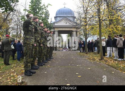 Olomouc, République tchèque. 10 novembre 2023. Acte commémoratif à l'occasion de la Journée des anciens combattants au cimetière militaire Cernovir, Olomouc, le 10 novembre 2023. Le cimetière est un monument culturel protégé par des conventions internationales. Il est unique en ce que des membres de l'armée austro-hongroise, de l'armée russe tsariste et plus tard de l'armée tchécoslovaque sont enterrés ici. Crédit : Ludek Perina/CTK photo/Alamy Live News Banque D'Images