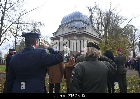 Olomouc, République tchèque. 10 novembre 2023. Acte commémoratif à l'occasion de la Journée des anciens combattants au cimetière militaire Cernovir, Olomouc, le 10 novembre 2023. Le cimetière est un monument culturel protégé par des conventions internationales. Il est unique en ce que des membres de l'armée austro-hongroise, de l'armée russe tsariste et plus tard de l'armée tchécoslovaque sont enterrés ici. Crédit : Ludek Perina/CTK photo/Alamy Live News Banque D'Images