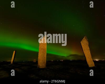 Aurora Borealis au-dessus des pierres de Stenness, îles Orcades Banque D'Images
