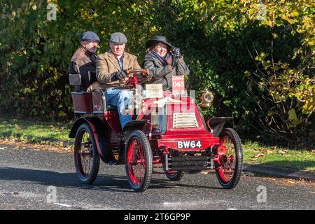 Un Darracq rouge 1900 lors de l'événement de course automobile pour vétéran de Londres à Brighton le 5 novembre 2023, West Sussex, Angleterre, Royaume-Uni Banque D'Images