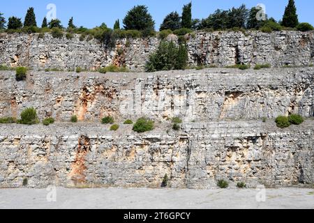 Calcaire stratifié dans une ancienne carrière de Pedreira do Galinha, Serra de aire, Portugal. Banque D'Images