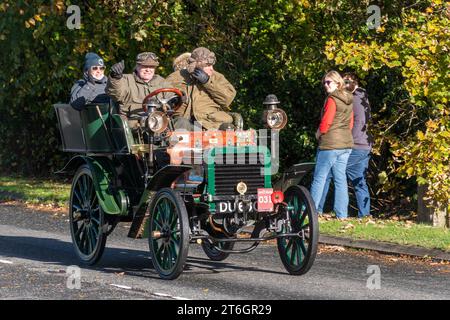 Une voiture verte Daimler 1899 lors de l'événement de course de voitures vétérans de Londres à Brighton le 5 novembre 2023, West Sussex, Angleterre, Royaume-Uni Banque D'Images